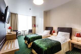 Отель Green City Hotel Минск Двухместный номер с 2 отдельными кроватями и душем-4