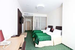 Отель Green City Hotel Минск Двухместный номер с 2 отдельными кроватями и душем-5