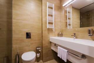 Отель Green City Hotel Минск Двухместный номер с 2 отдельными кроватями и душем-7